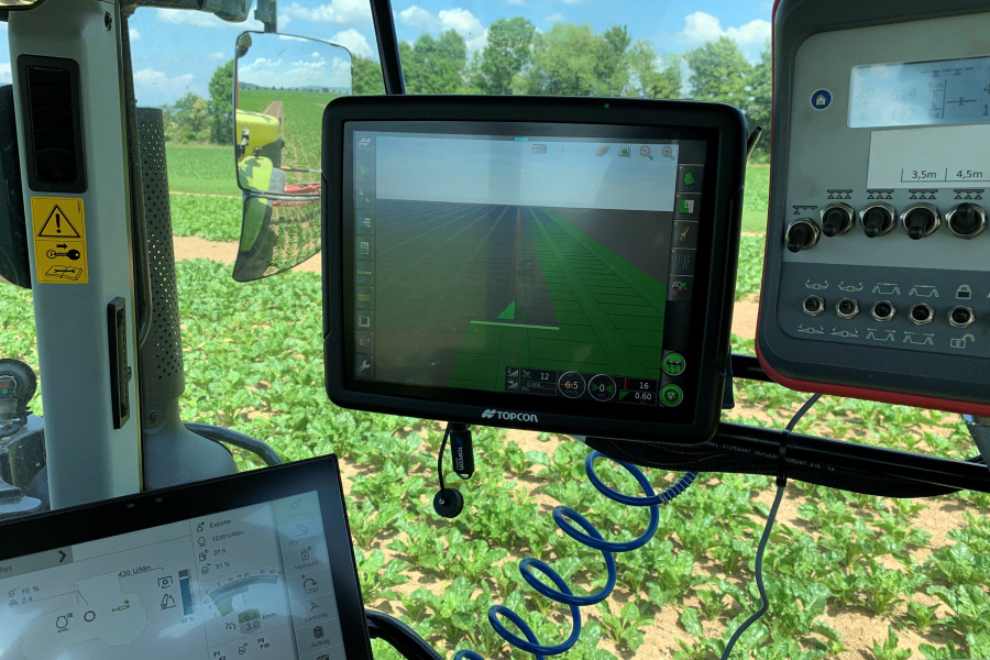 digitales Display in einer Treckerkabine auf Zuckerrübenfeld